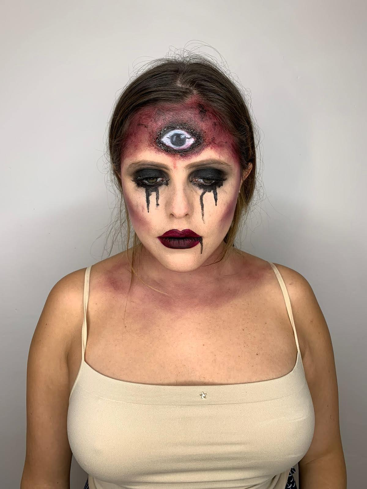 Maquillaje profesional de Halloween en Barcelona con efectos de sangre y sombras oscuras realizado por Jennifer, maquilladora experta.