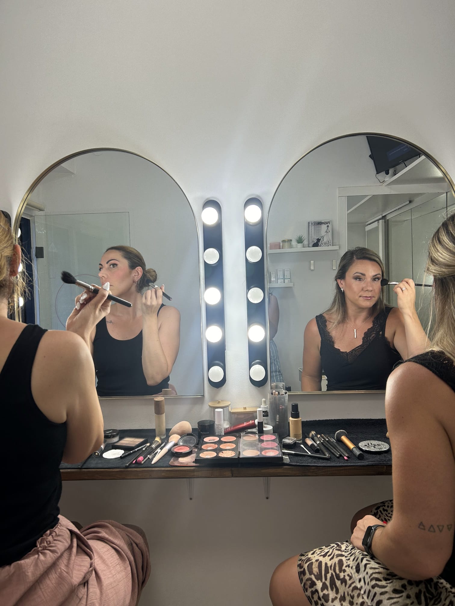 Dos chicas participando en un curso de automaquillaje en mi estudio de belleza en Barcelona