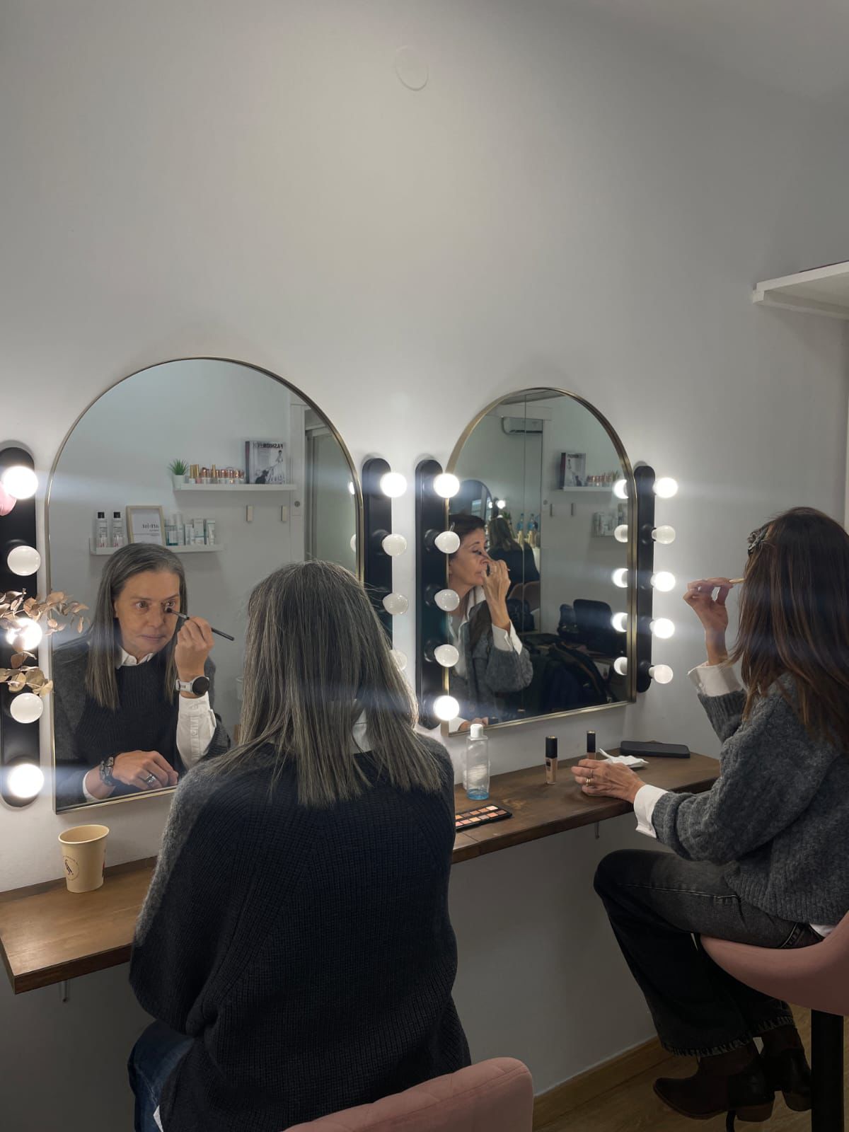 Mujer aprendiendo técnicas de automaquillaje frente al espejo en un curso de automaquillaje en Barcelona con maquilladora profesional.