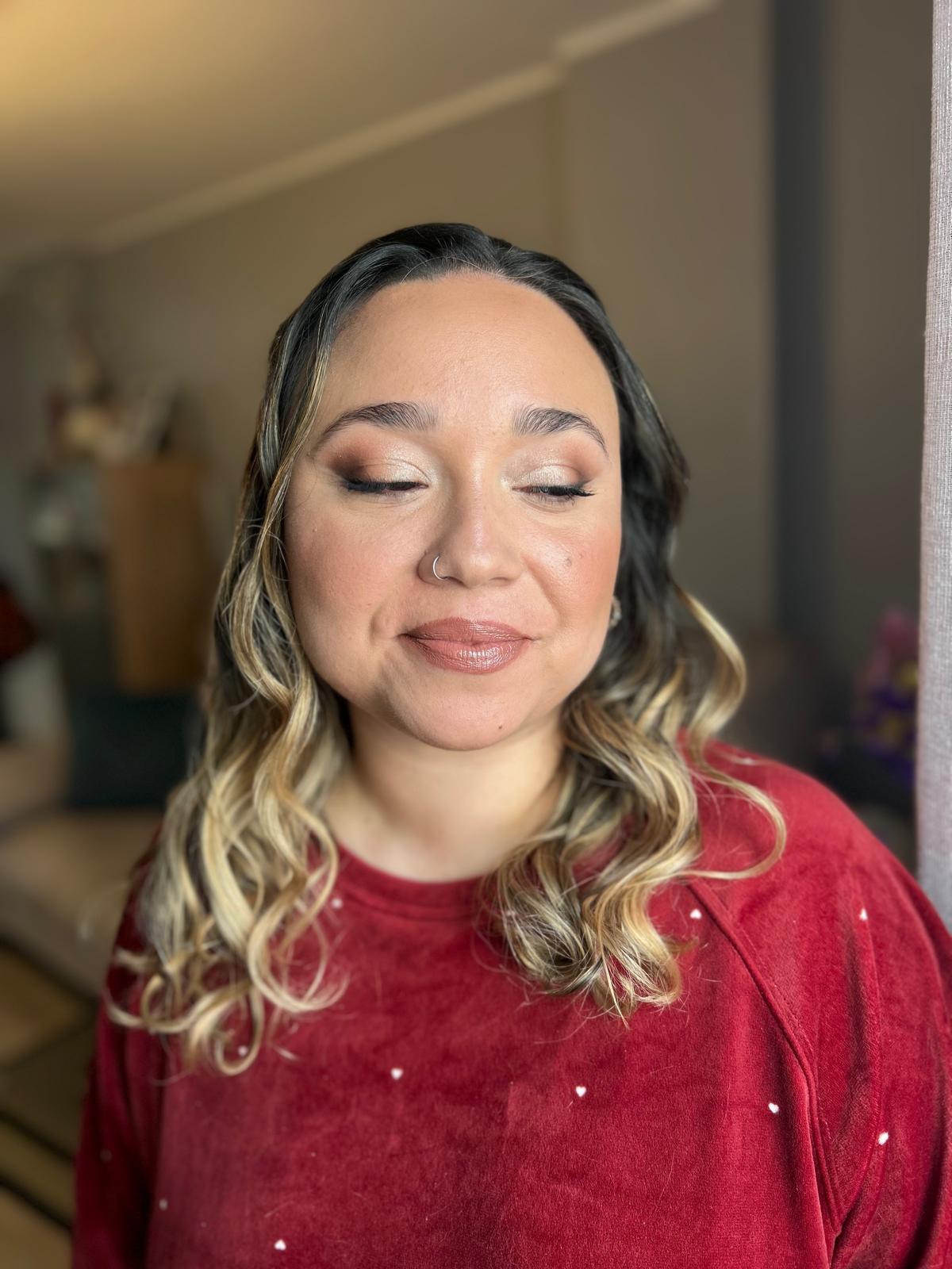 Maquillaje de fiesta en Barcelona con tonos cálidos y acabado luminoso, ideal para eventos navideños y celebraciones especiales.