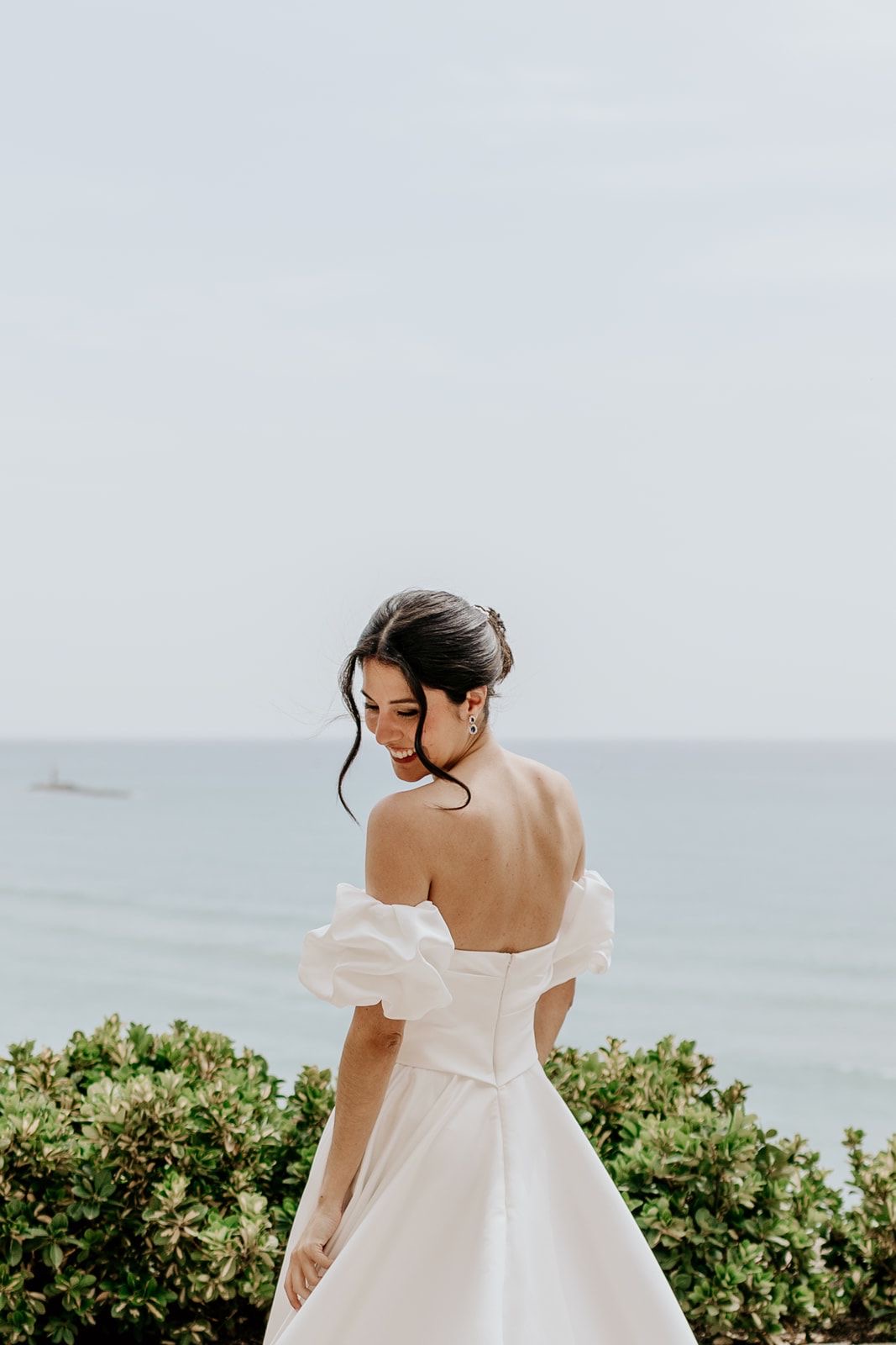 Maquillaje de novia natural y peinado recogido elegante en Barcelona, realizado por maquilladora profesional para boda junto al mar.