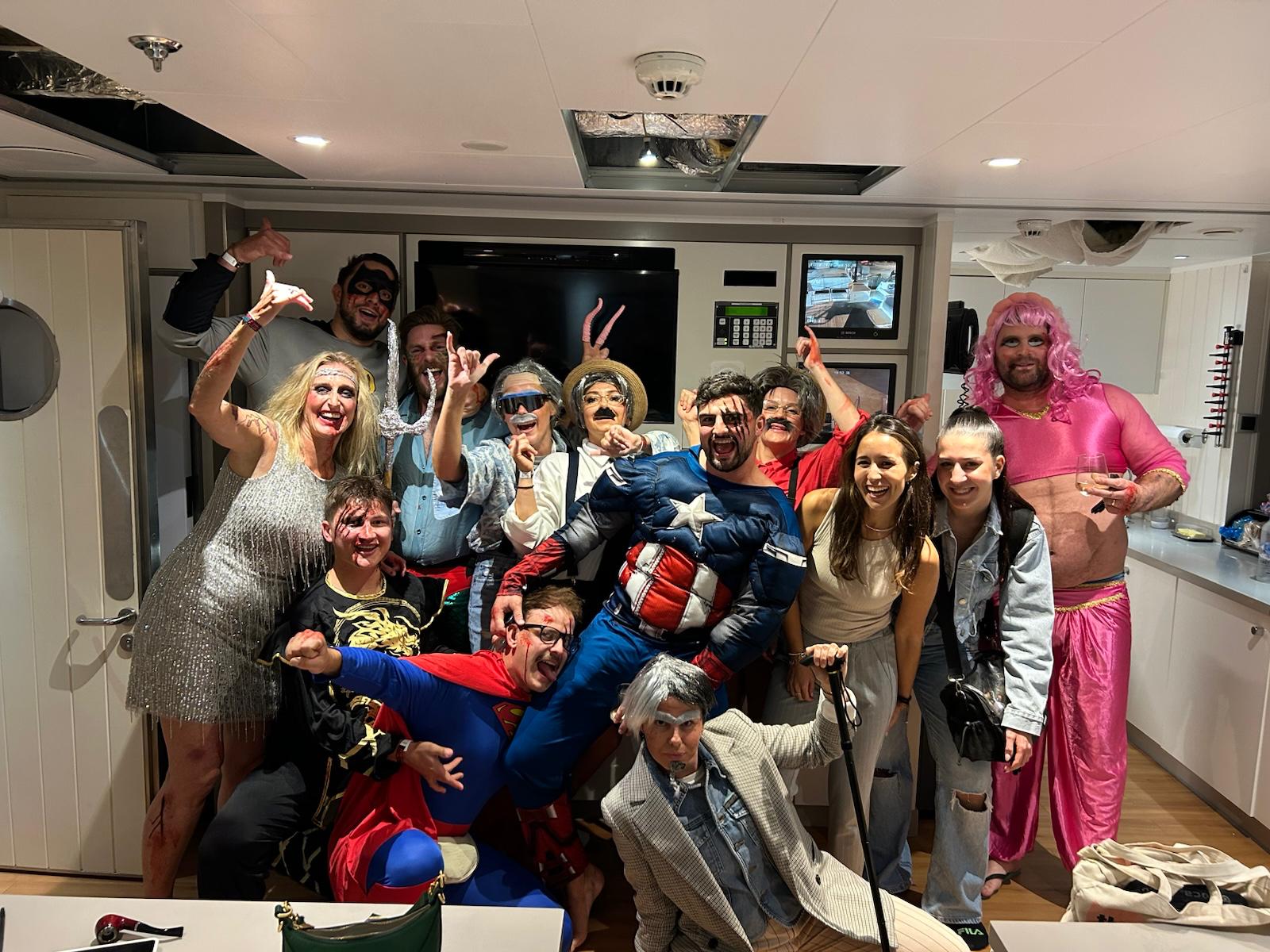 Maquillaje de carnaval en Barcelona para grupo disfrazado con maquillaje artístico y fantasía realizado por maquilladores profesionales