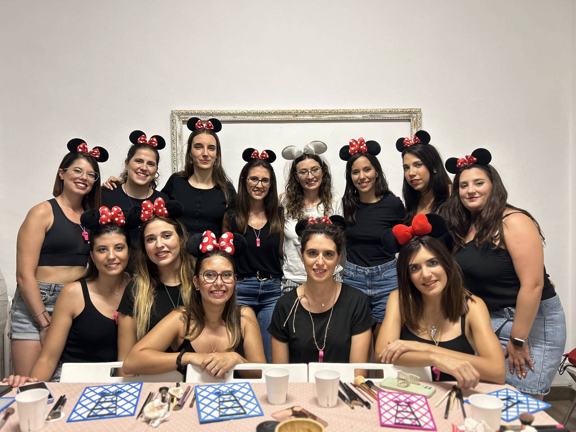 Grupo de alumnas en un curso automaquillaje en Barcelona con JF Makeup, aprendiendo técnicas profesionales de maquillaje en equipo.