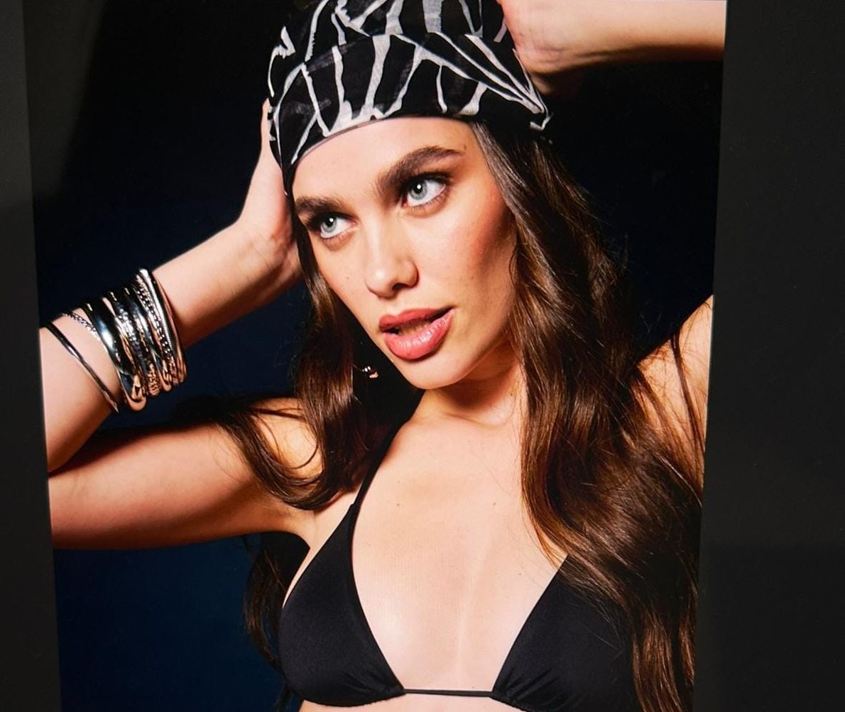 Modelo con maquillaje profesional en sesión editorial en Barcelona con piel luminosa y look natural