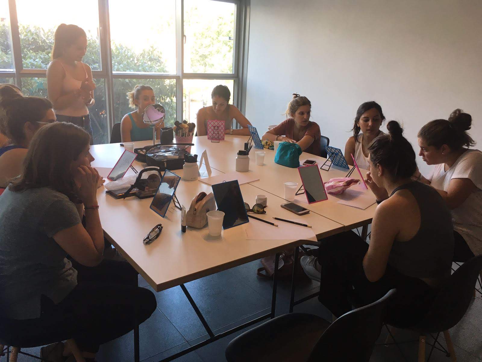 Alumnas practicando técnicas de maquillaje durante un curso de automaquillaje en Barcelona con maquilladora profesional.