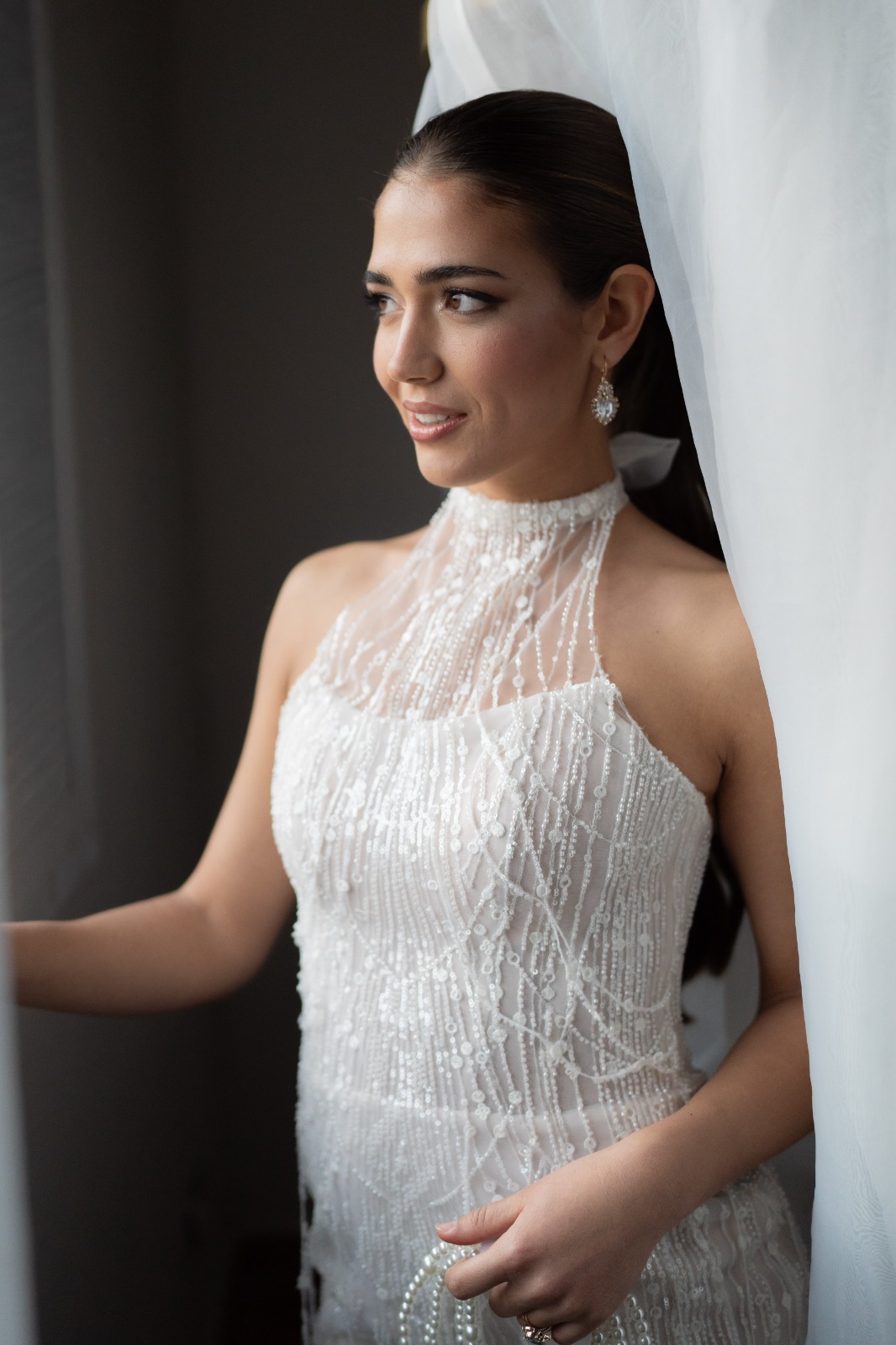 Novia con maquillaje elegante y natural el día de su boda, look de maquillaje de novia realizado por maquilladora profesional en Barcelona.