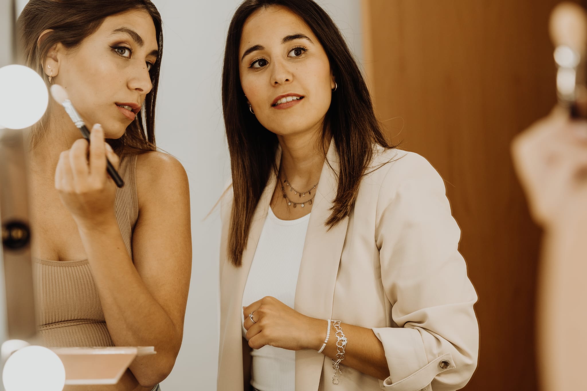 Maquilladora profesional realizando maquillaje natural de día en Barcelona frente a un espejo
