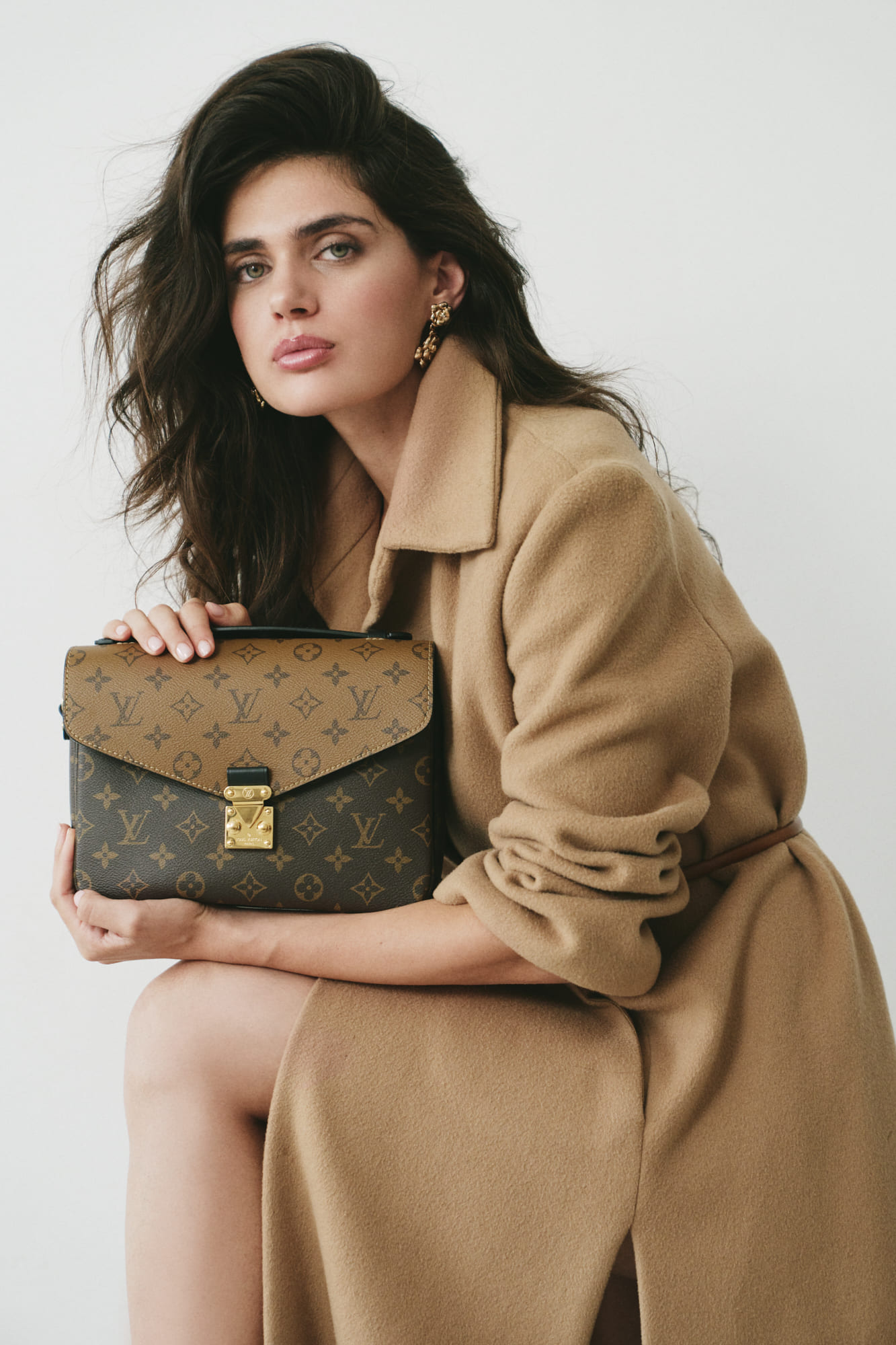 Maquillaje profesional para shooting de fotografía con modelo posando con bolso de Louis Vuitton en Barcelona