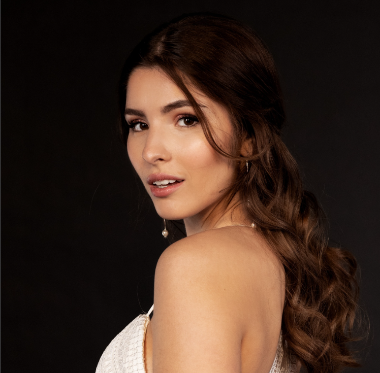 Chica con base de maquillaje perfecta con acabado natural y piel uniforme