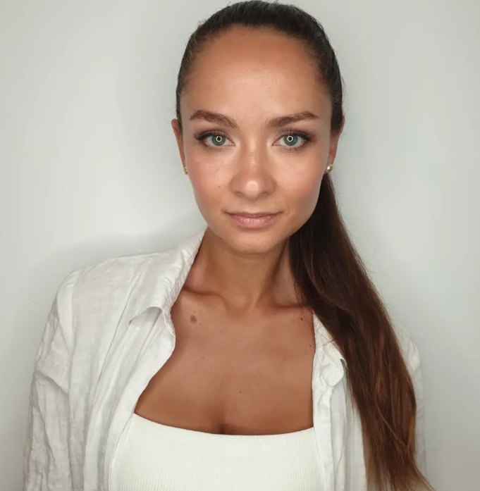 Imagen de rostro con maquillaje natural: “Maquillaje diario rápido paso a paso”