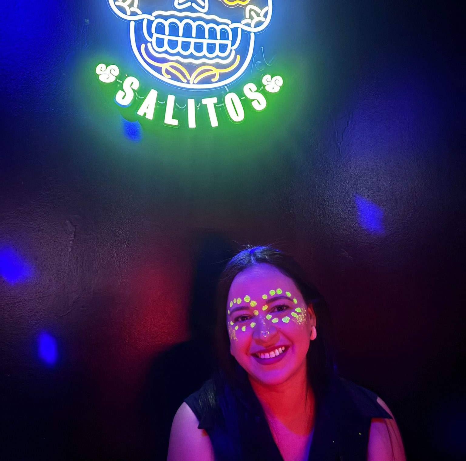 Glitter bar profesional para eventos y bodas en Barcelona con maquillaje de festival, brillos y pedrería facial.