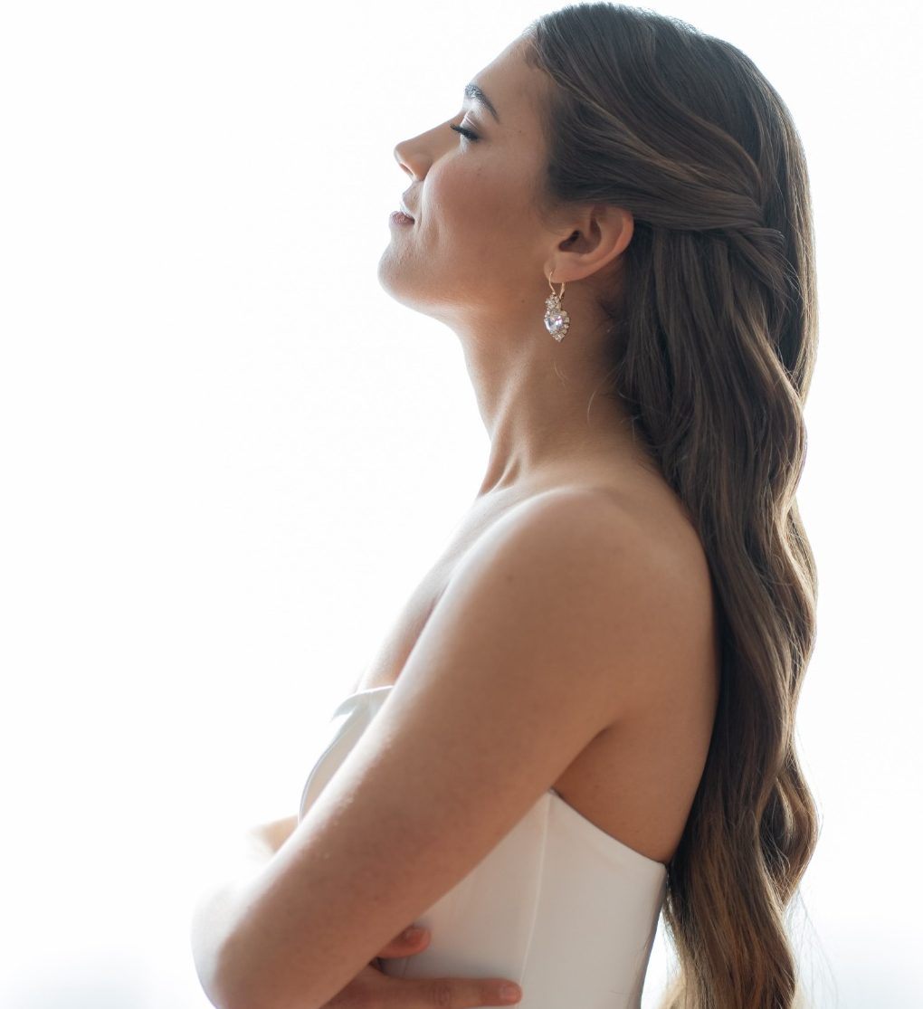 Maquillaje de novia natural en Barcelona con peinado de ondas suaves y semirrecogido elegante para boda.