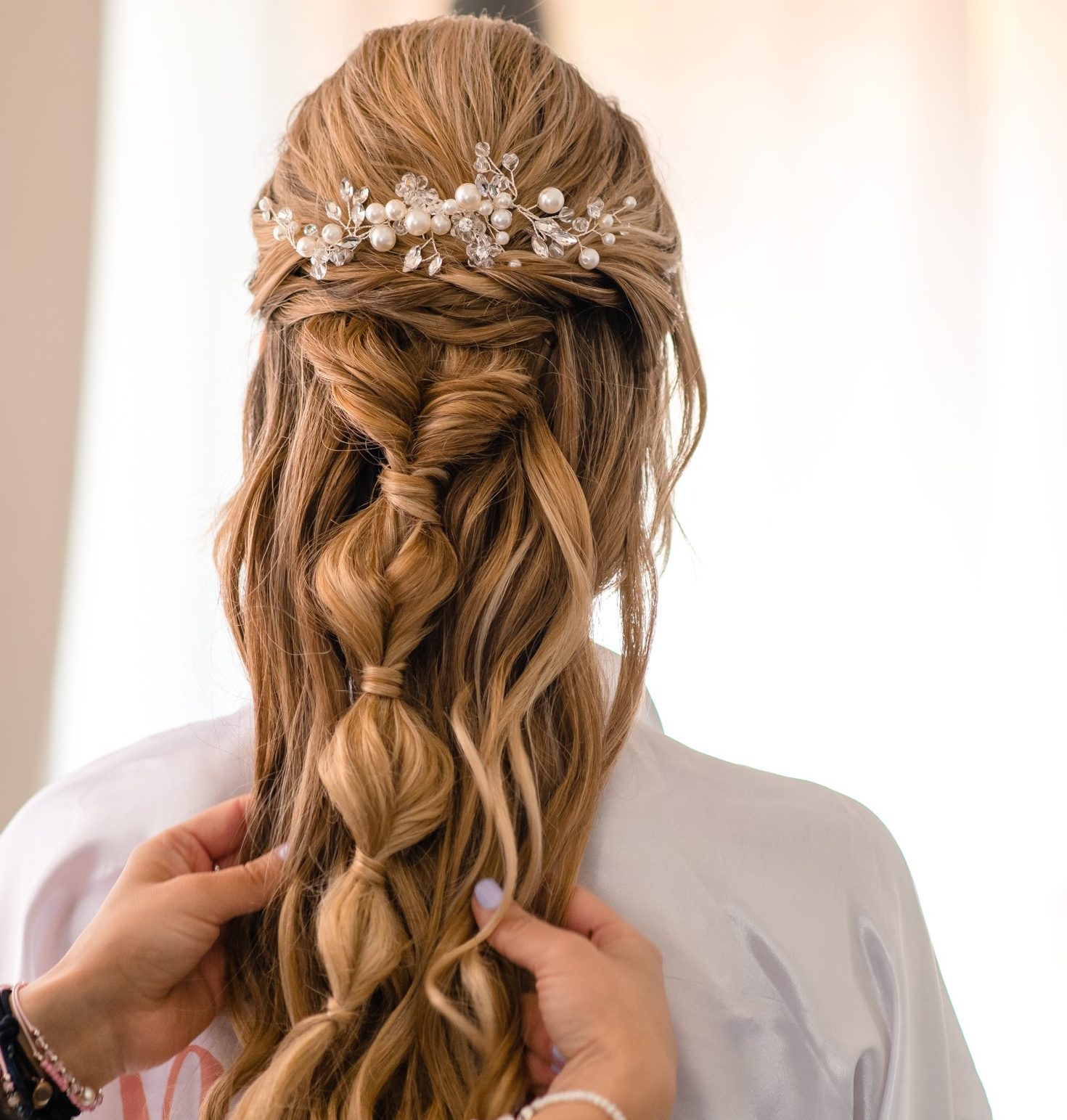 Peinado invitada Barcelona con trenza y ondas elegantes para boda