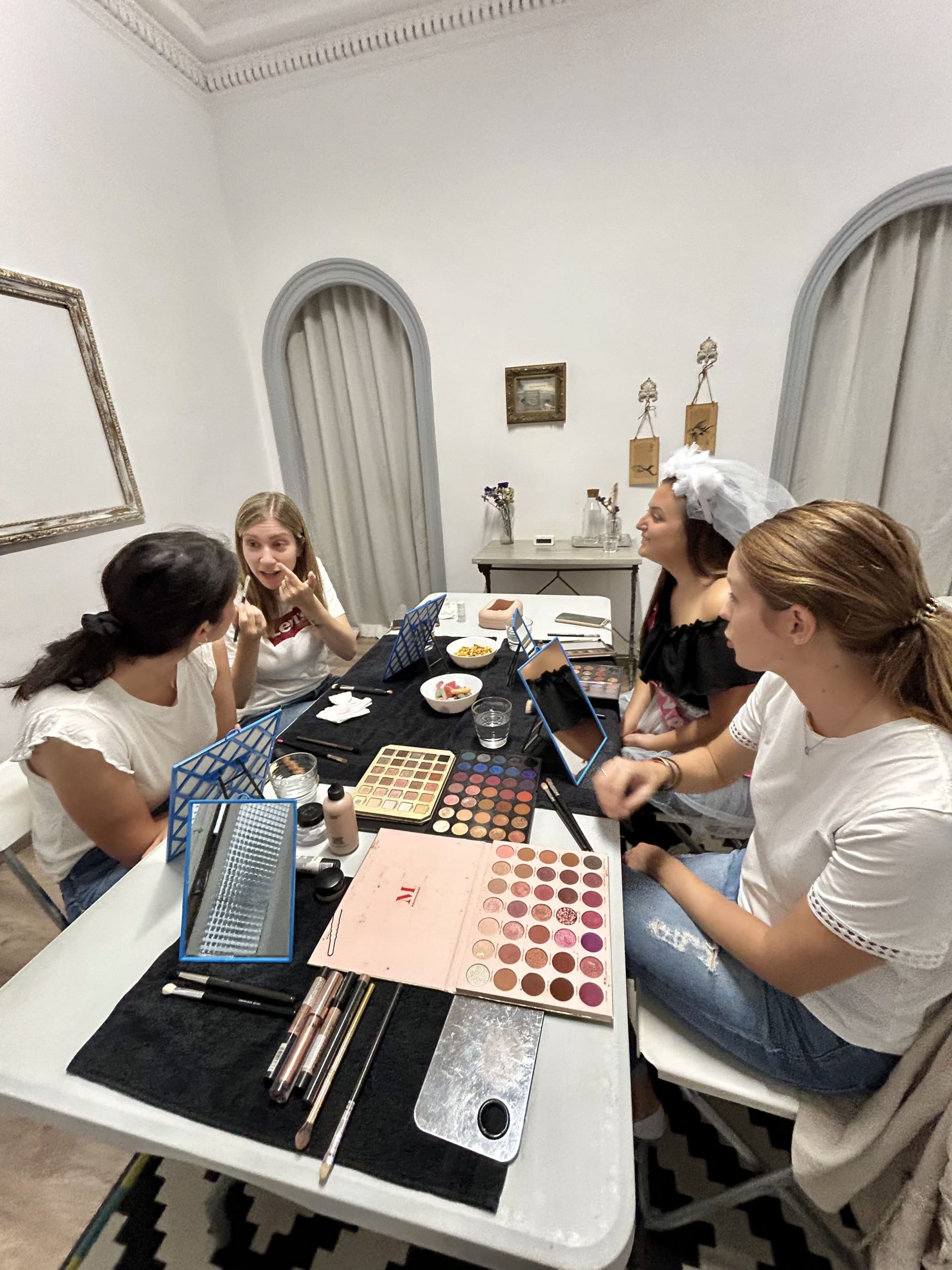Taller de automaquillaje para despedida de soltera en Barcelona con amigas maquillándose