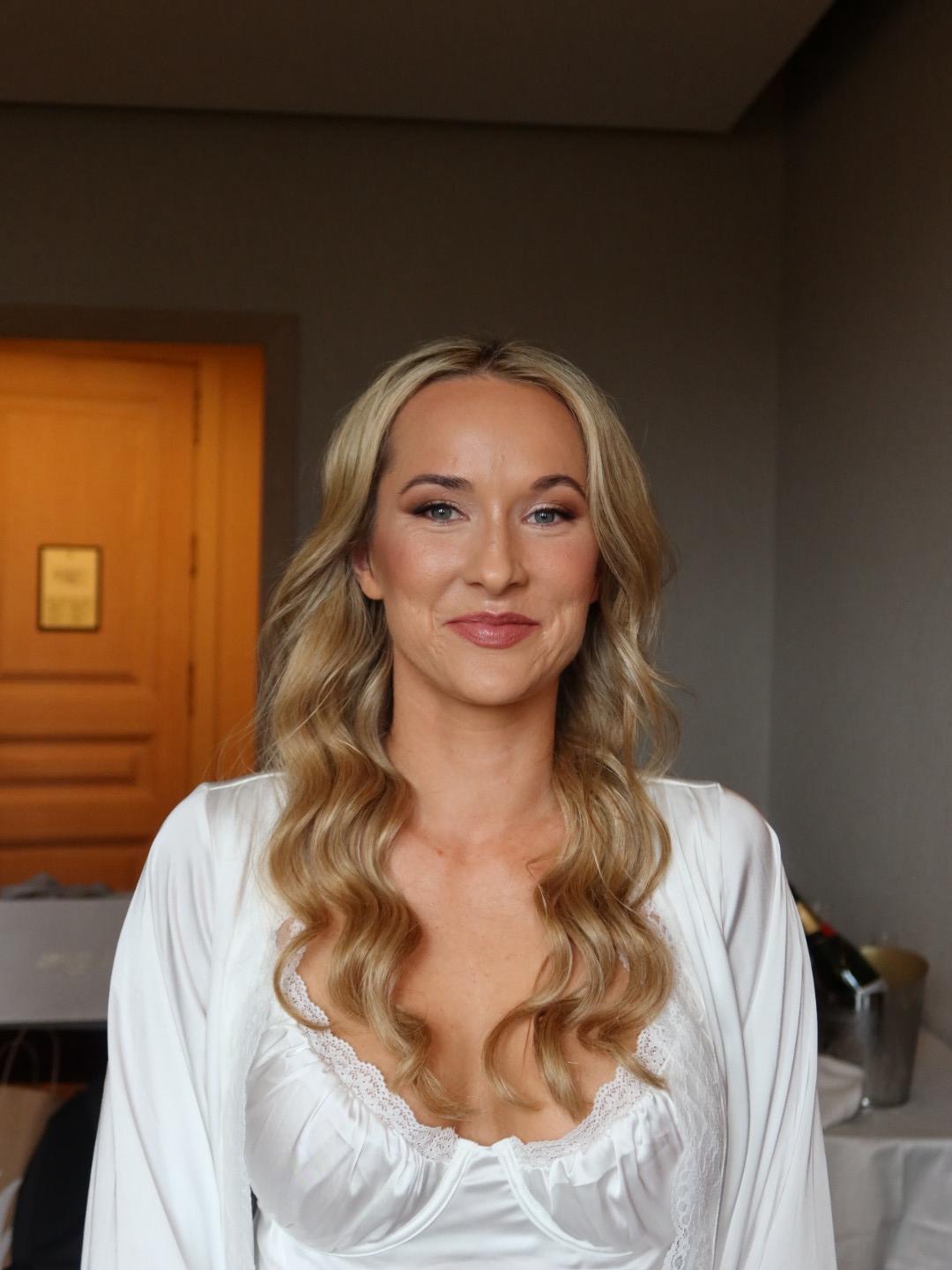 Novia con maquillaje natural y glow realizado por Jennifer en Barcelona