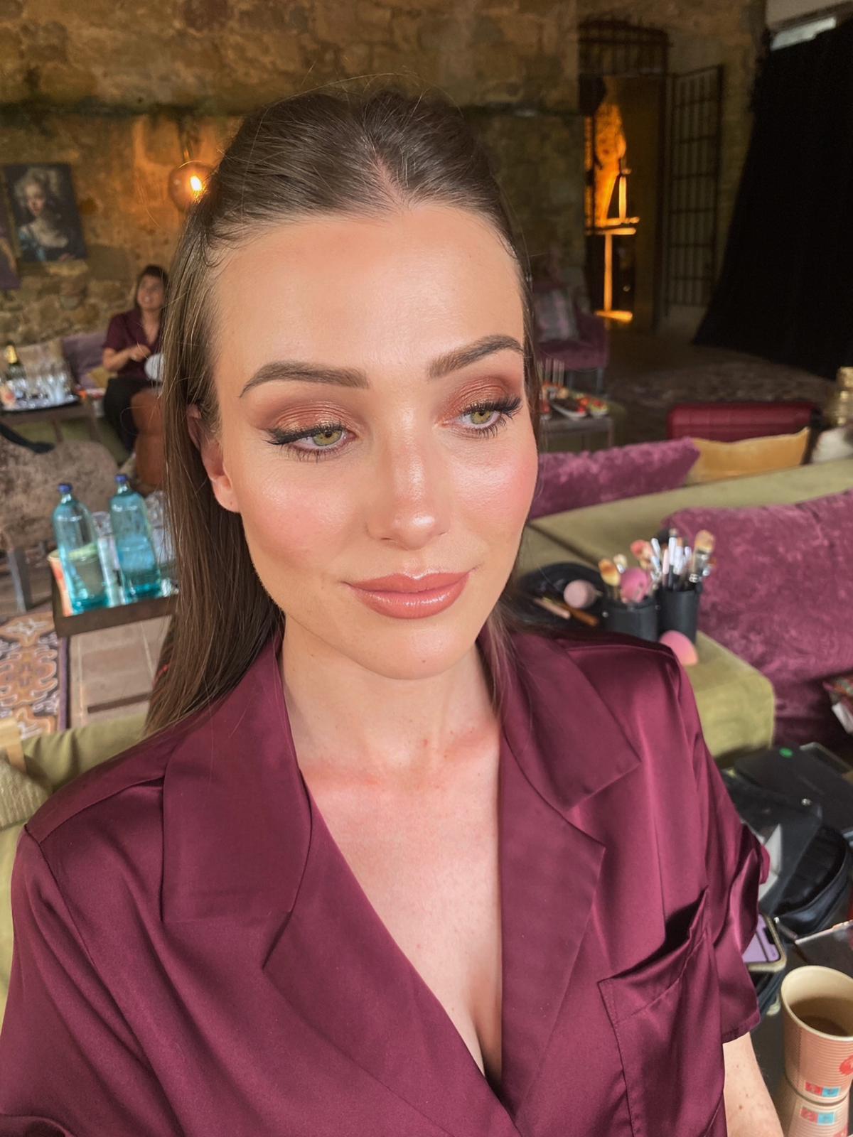 Maquillaje y peinando de una invitada para una boda en Barcelona