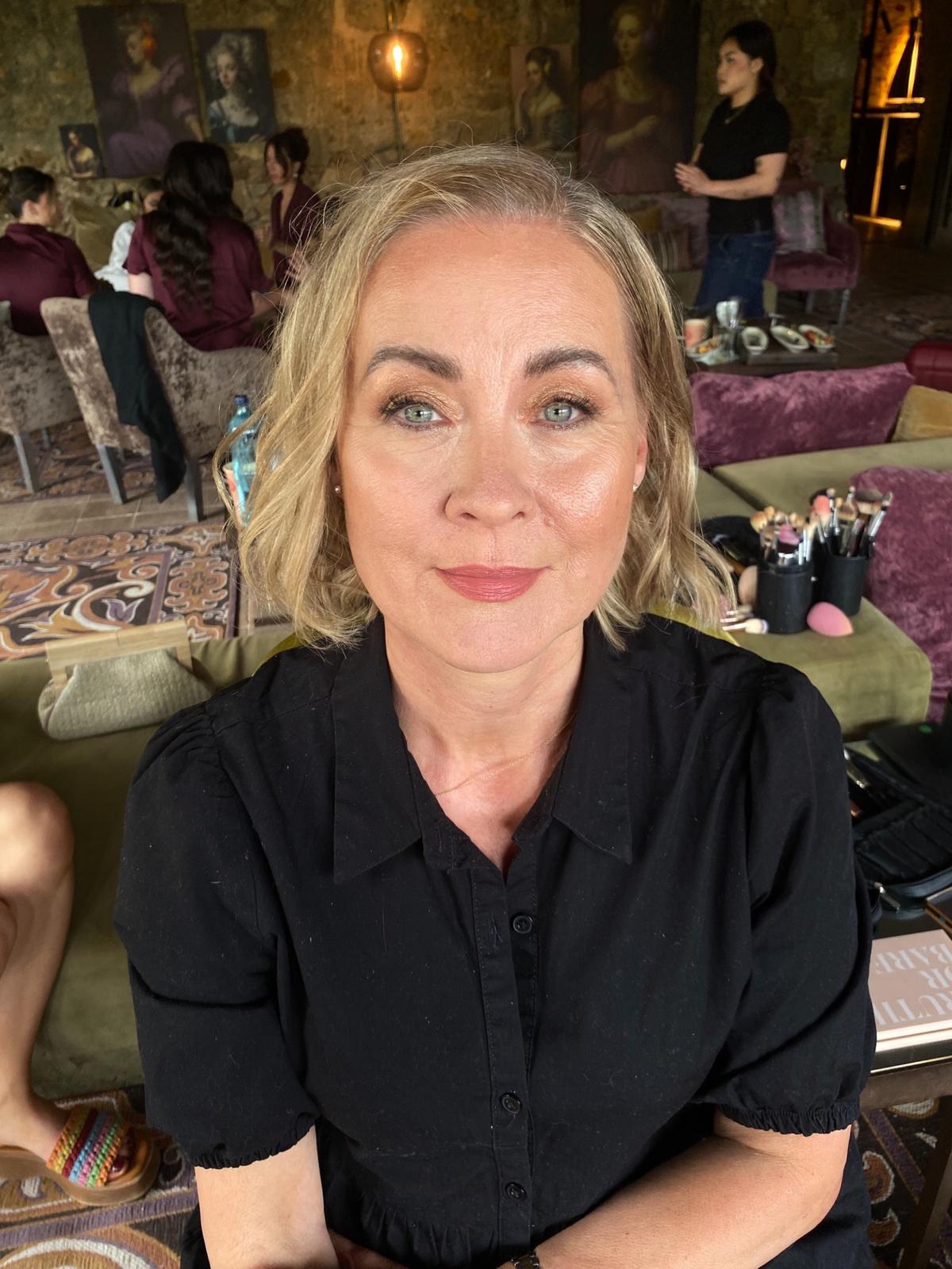 Maquillaje elegante para invitada de boda en Barcelona realizado por maquilladora profesional