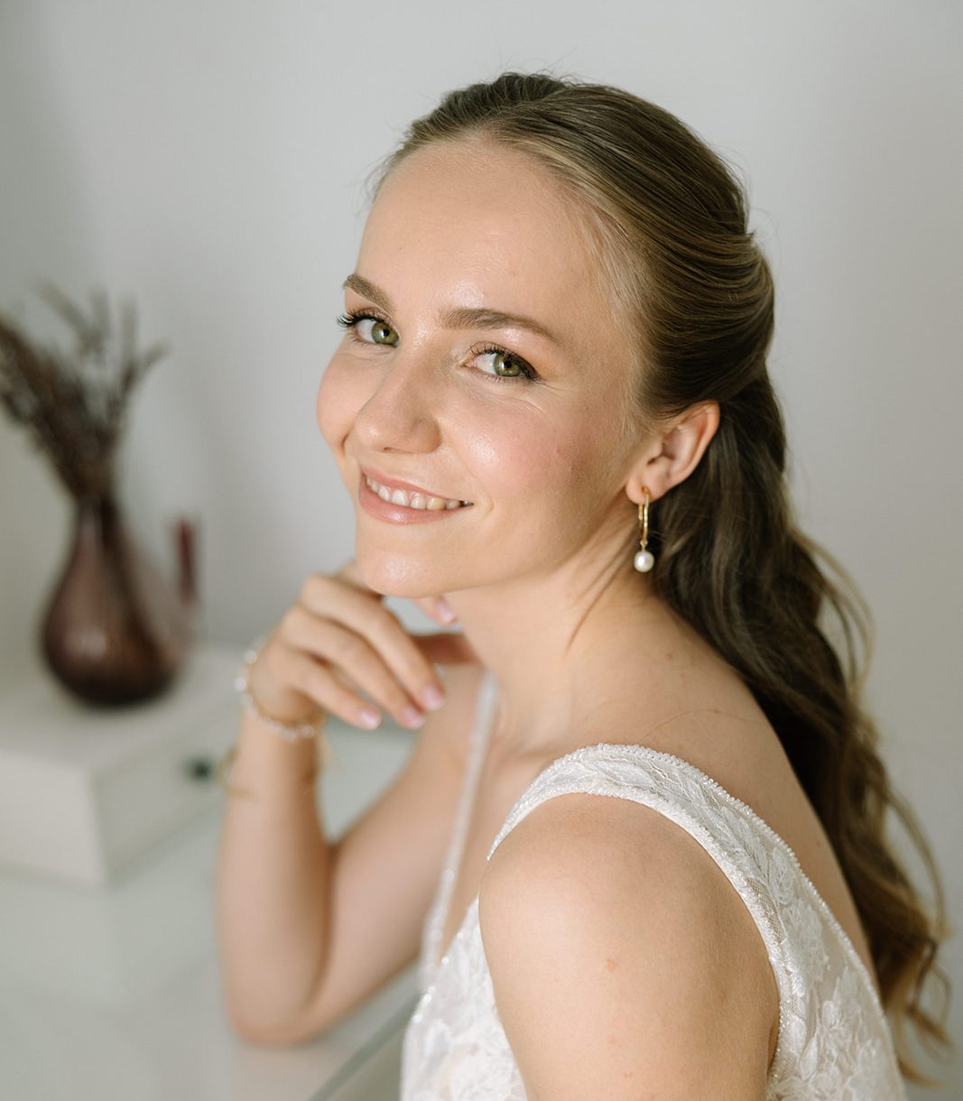 Novia con maquillaje elegante y natural realizado por maquilladora profesional en Barcelona.