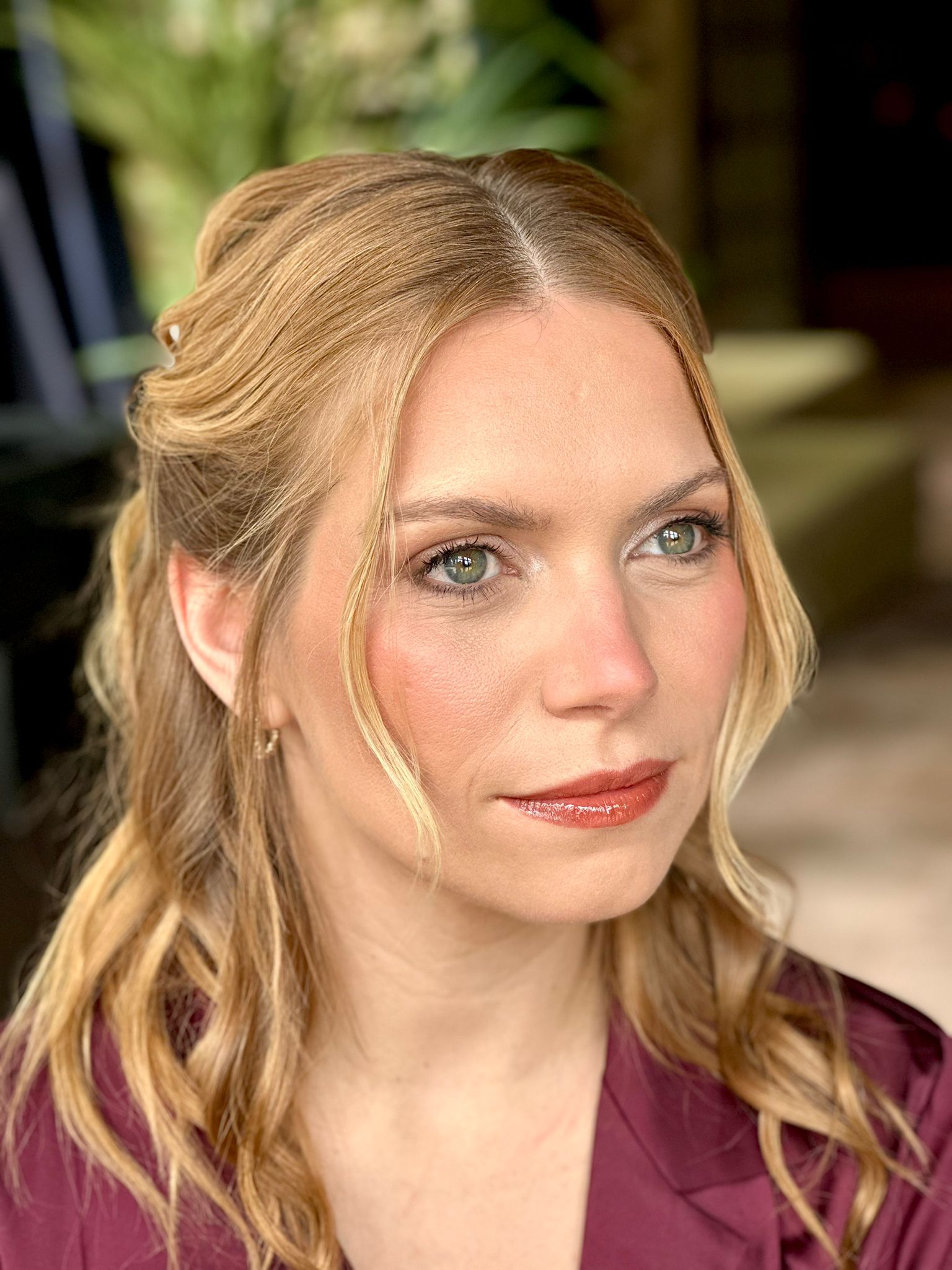 Maquillaje invitada Barcelona con acabado elegante para boda