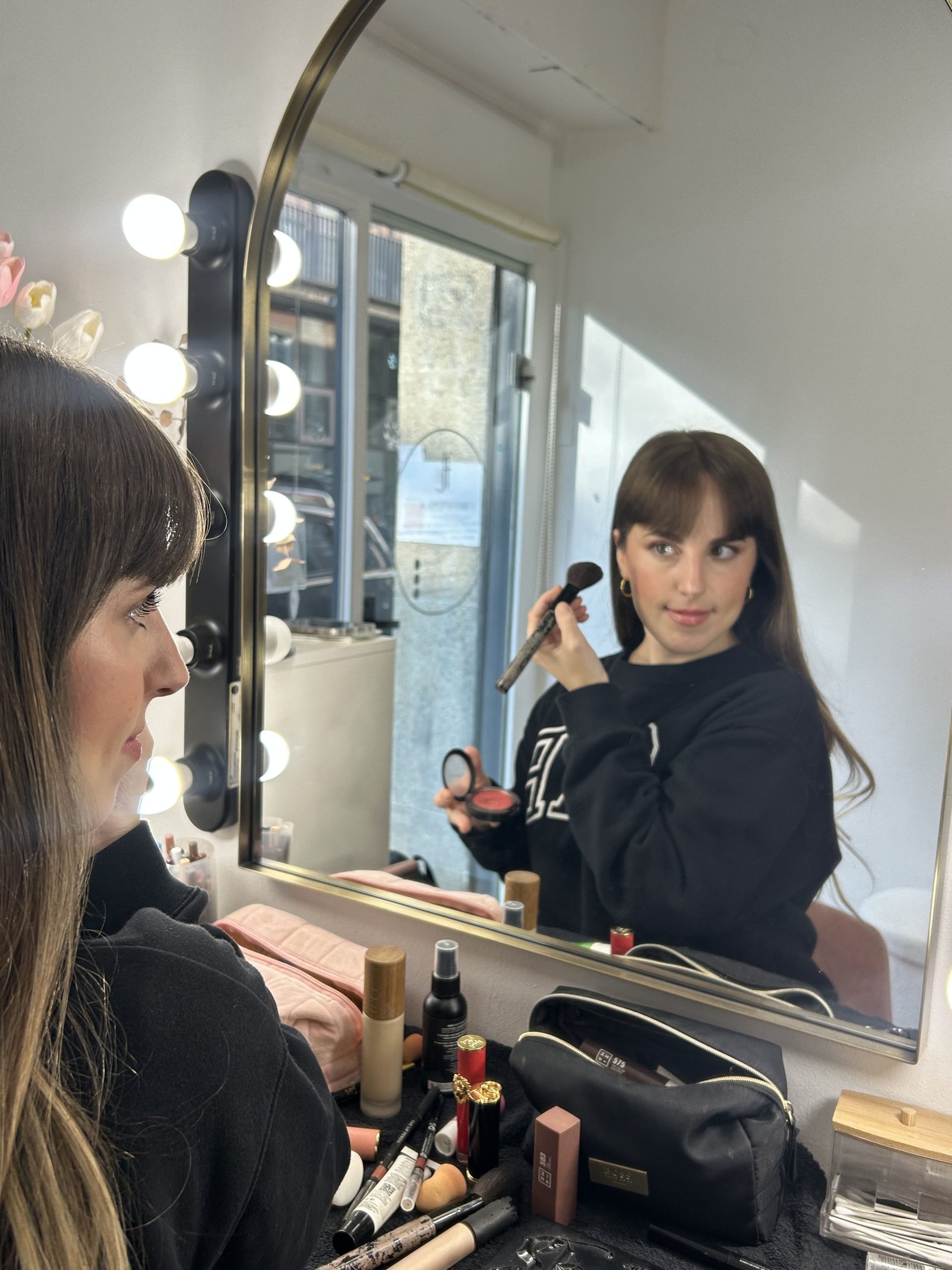 Jennifer enseña a una alumna a aplicar maquillaje durante un curso de automaquillaje en Barcelona.
