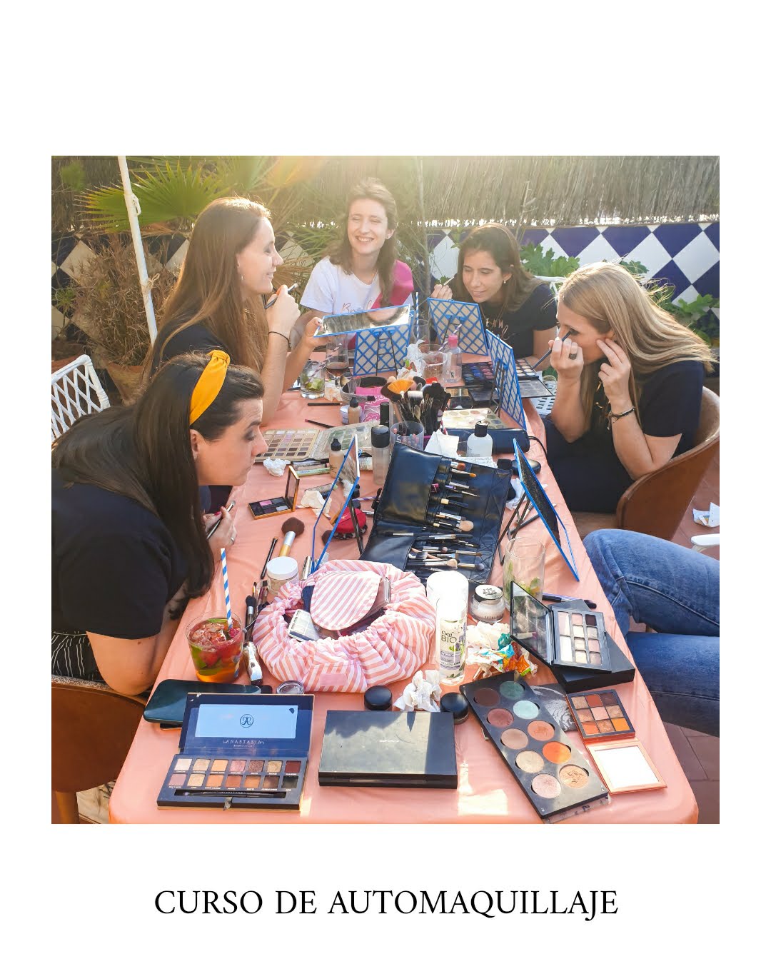 Participantes practicando maquillaje con espejos y brochas durante un curso de automaquillaje en grupo en Barcelona