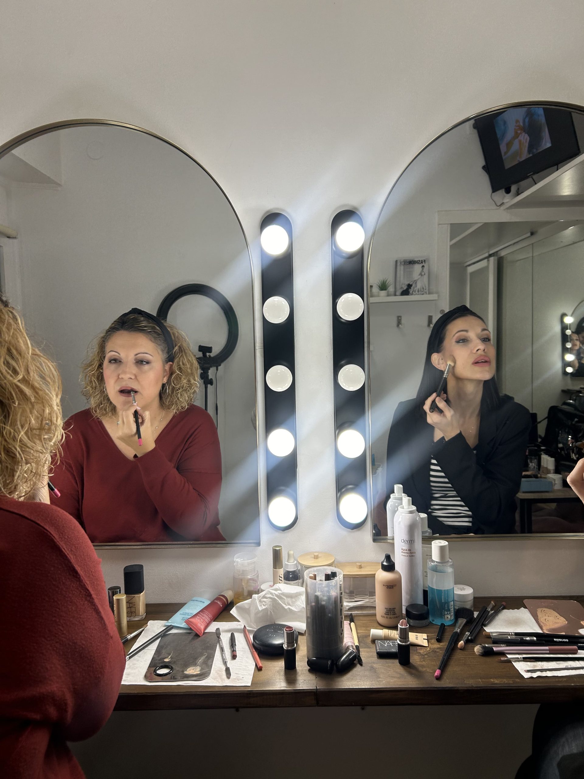 Curso de automaquillaje para principiantes en Barcelona practicando maquillaje frente al espejo