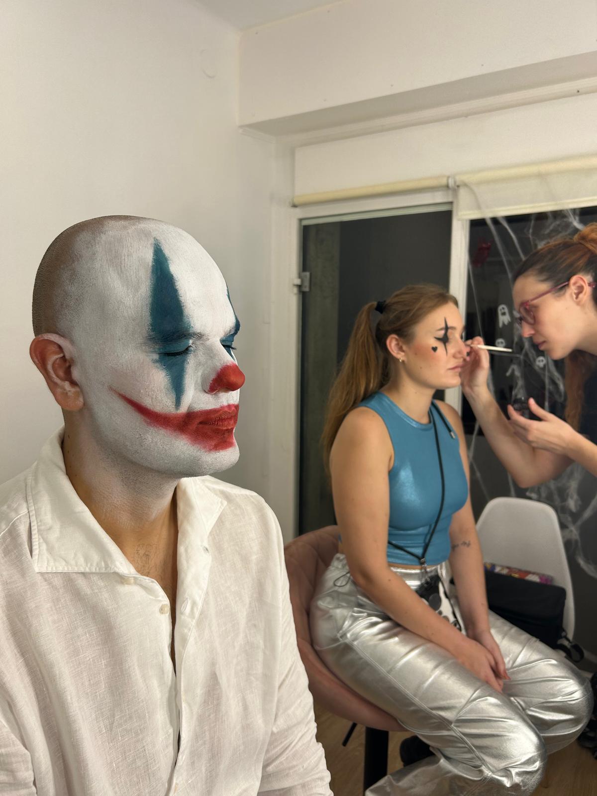 Maquillaje Halloween grupos Barcelona con looks de payaso coordinados